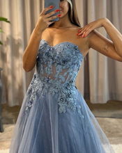 Carica l'immagine nel visualizzatore di Gallery, Strapless Gray Prom Dresses with Appliques Lace