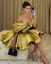 Laden Sie das Bild in den Galerie-Viewer, Off Shoulder Gold Homecoming Dresses Short Length