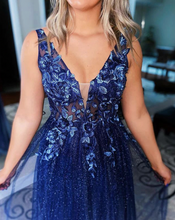 Charger l'image dans la galerie, V Neck Prom Dresses with Appliques Lace