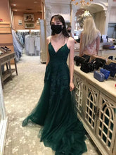 Laden Sie das Bild in den Galerie-Viewer, Forest Green Prom Dresses with Lace Appliques