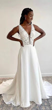 Charger l'image dans la galerie, Deep V Neck Wedding Dresses Bridal Gown Top Lace