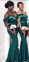 Laden Sie das Bild in den Galerie-Viewer, Forest Green Bridesmaid Dresses Mermaid Spaghetti Straps