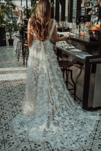 Laden Sie das Bild in den Galerie-Viewer, Deep V Neck Lace Wedding Dresses Bridal Gown