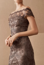 画像をギャラリービューアに読み込む, Lace dress with short sleeves on a beige background