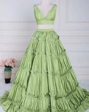 Laden Sie das Bild in den Galerie-Viewer, Two Piece Prom Dresses V Neck Light Green