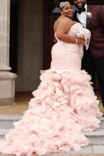 Laden Sie das Bild in den Galerie-Viewer, Woman in a pink gown standing next to a man in a suit on steps outside a building.