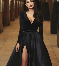 Laden Sie das Bild in den Galerie-Viewer, V Neck Prom Dresses Black Slit Side Evening Gown