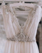 Laden Sie das Bild in den Galerie-Viewer, V Neck Wedding Dresses Bridal Gown Vintage