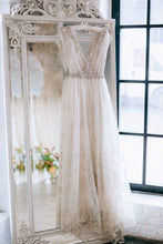Laden Sie das Bild in den Galerie-Viewer, V Neck Wedding Dresses Bridal Gown Vintage