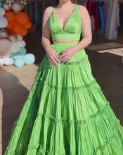 Laden Sie das Bild in den Galerie-Viewer, Two Piece Prom Dresses V Neck Light Green