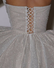 Laden Sie das Bild in den Galerie-Viewer, Sparkly White Prom Dresses Wedding Dresses Short Length