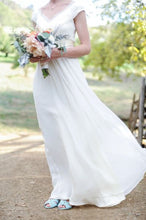 Laden Sie das Bild in den Galerie-Viewer, Cap Sleeves Wedding Dresses Bridal Gown V Neck