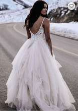 Carica l&#39;immagine nel visualizzatore di Gallery, Beach Spaghetti Straps Wedding Dresses Bridal Gown