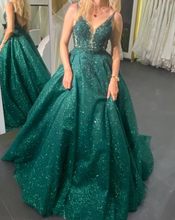 Laden Sie das Bild in den Galerie-Viewer, Sparkly Green Prom Dresses with Lace Appliques