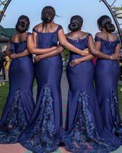 Laden Sie das Bild in den Galerie-Viewer, Off Shoulder Bridesmaid Dresses Mermaid with Lace