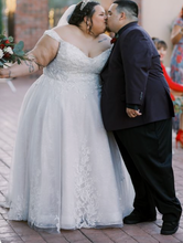 Cargar imagen en el visor de la galería, Off Shoulder Wedding Dresses Bridal Gown with Lace Appliques Floor Length