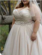 Carica l&#39;immagine nel visualizzatore di Gallery, Plus Size Wedding Dresses Bridal Gown Sweetheart Waist with Handmade Flowers