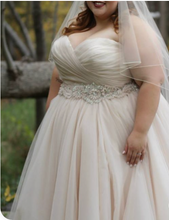 Laden Sie das Bild in den Galerie-Viewer, Plus Size Wedding Dresses Bridal Gown Sweetheart Waist with Handmade Flowers