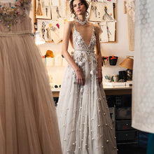 Laden Sie das Bild in den Galerie-Viewer, Straps Wedding Dresses for Bridal with Pears 3D Flowers