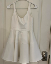 Cargar imagen en el visor de la galería, Short White Homecoming Dresses with Bowknots