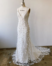 Laden Sie das Bild in den Galerie-Viewer, Straps Wedding Dresses Bridal Gown Vintage