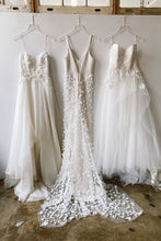 Laden Sie das Bild in den Galerie-Viewer, Straps Wedding Dresses Bridal Gown Vintage
