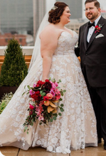Laden Sie das Bild in den Galerie-Viewer, Plus Size Wedding Dresses Bridal Gown with Lace Flowers