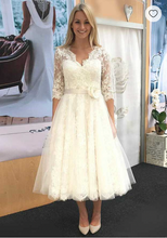 Laden Sie das Bild in den Galerie-Viewer, Vintage Lace Wedding Dresses Bridal Gown Satin V Neck with Handmade Flowers