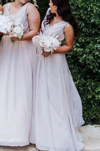 Laden Sie das Bild in den Galerie-Viewer, V Neck Bridesmaid Dresses for Wedding