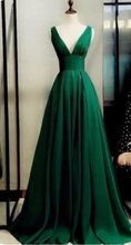 Carica l&#39;immagine nel visualizzatore di Gallery, V Neck Green Prom Dresses Floor Length