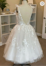Laden Sie das Bild in den Galerie-Viewer, Vintage Wedding Dresses Bridal Gown Satin V Neck with Handmade Flowers