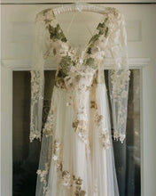 Laden Sie das Bild in den Galerie-Viewer, Plus Size Wedding Dresses Bridal Gown with Embroidery