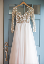 Laden Sie das Bild in den Galerie-Viewer, Backless Wedding Dresses Bridal Gown with Sleeves