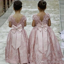 Laden Sie das Bild in den Galerie-Viewer, Cap Sleeves Floor Length Pink Flower Girl Dresses with Appliques