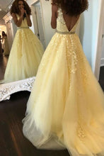 Laden Sie das Bild in den Galerie-Viewer, V Neck Yellow Tulle Prom Dresses with Appliques JM008