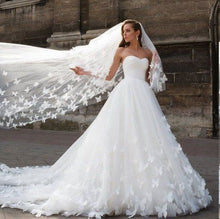 Laden Sie das Bild in den Galerie-Viewer, Strapless White Wedding Dresses Bridal Gowns with Butterfly