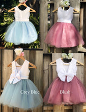 Laden Sie das Bild in den Galerie-Viewer, Sweet Knee Length Flower Girl Dresses with Bowknot