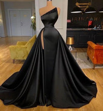 Laden Sie das Bild in den Galerie-Viewer, One Shoulder Black Prom Dresses with Beaded