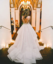 Laden Sie das Bild in den Galerie-Viewer, Elegant Sweep Train Wedding Dresses Bridal Gowns