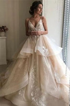 Laden Sie das Bild in den Galerie-Viewer, Spaghetti Straps Champagne Wedding Dresses Bridal Gowns with Appliques