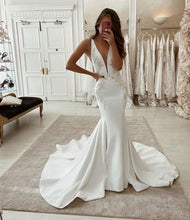 Laden Sie das Bild in den Galerie-Viewer, Deep V Neck Wedding Dresses Bridal Gown with Appliques