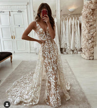 Laden Sie das Bild in den Galerie-Viewer, V Neck Lace Wedding Dresses Bridal Gown with Detachable