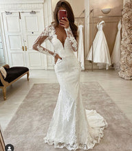 Laden Sie das Bild in den Galerie-Viewer, V Neck Mermaid Wedding Dresses Bridal Gown with Full Sleeves