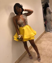 Laden Sie das Bild in den Galerie-Viewer, Sexy Yellow Short Prom Dresses Homecoming Dresses with Rhinestones