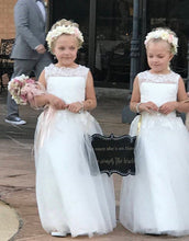 Cargar imagen en el visor de la galería, Floor Length White Flower Girl Dresses with Appliques