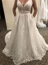 Laden Sie das Bild in den Galerie-Viewer, V Neck Wedding Dresses Bridal Gown with Appliques Lace