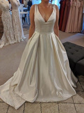 Load image into Gallery viewer, Solid V Neck Wedding Dresses Bridal Gown with Pockets