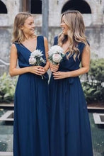 Laden Sie das Bild in den Galerie-Viewer, V Neck Royal Blue Bridesmaid Dresses Floor Length