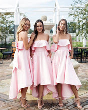 Laden Sie das Bild in den Galerie-Viewer, Strapless Pink Bridesmaid Dresses with Bownot for Wedding Party