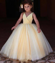 Carica l&#39;immagine nel visualizzatore di Gallery, V Neck Tulle Flower Girl Dresses for Wedding Party